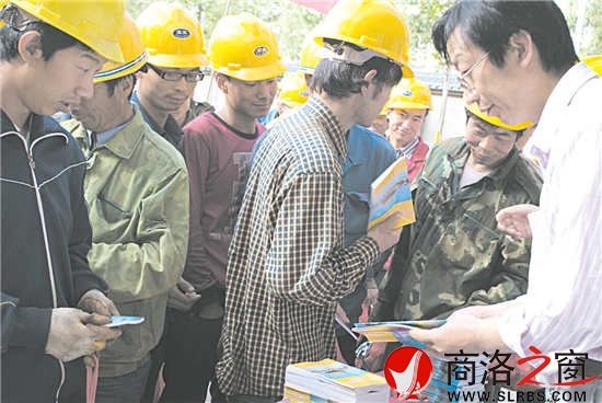 圖為柞水縣司法局工作人員送法進重點項目建設工地現場